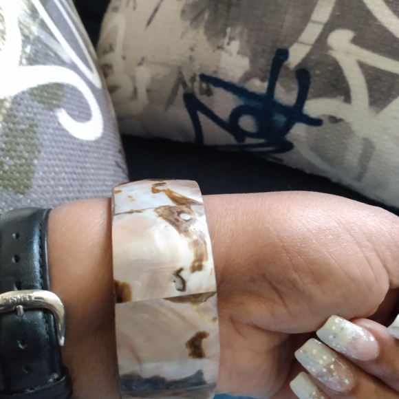 Shell bangle - Picture 2 of 3